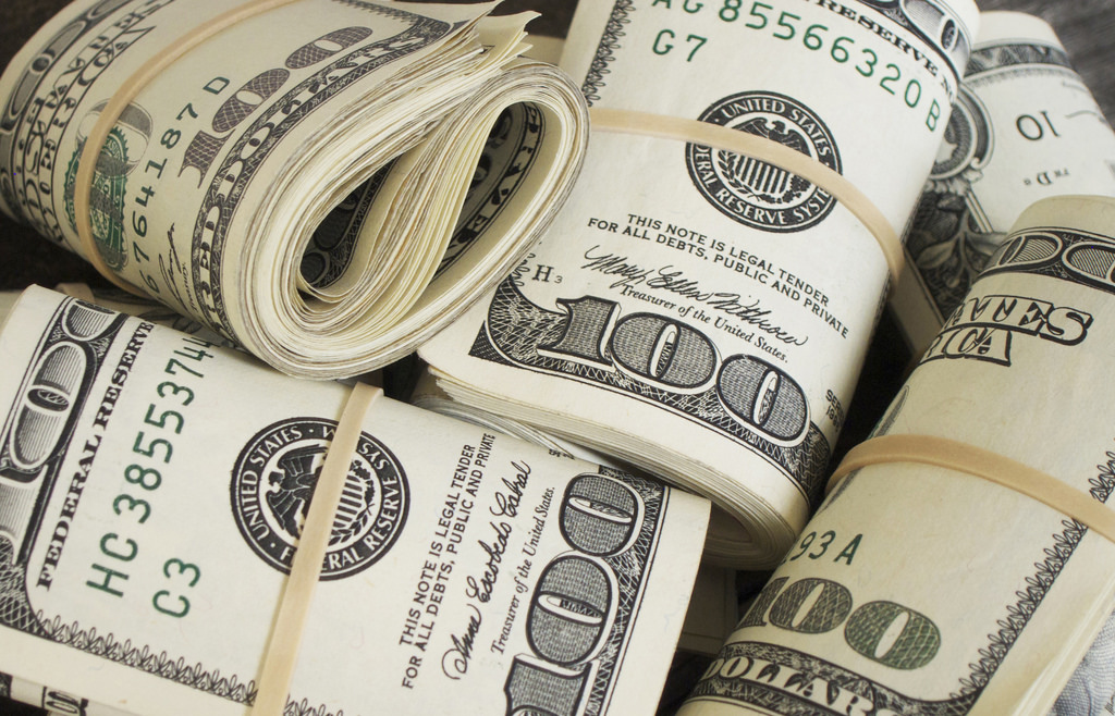 $100 bills rolls